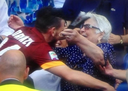 Roma: Florenzi, gol e abbraccio alla nonna. Video