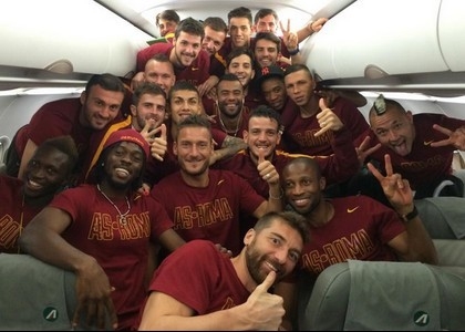 Roma, festa in aereo con selfie di gruppo. Foto