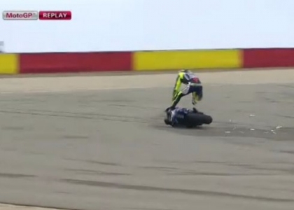 MotoGp, Aragona: la terribile caduta di Valentino Rossi. Video