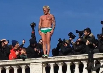 Mister Ok non tradisce: tuffo nel Tevere a Capodanno. Video