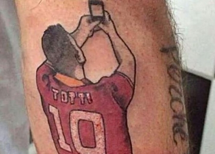 Roma, il selfie di Totti diventa un tatuaggio