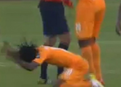 Costa d'Avorio, Gervinho shock: pugno e sceneggiata. Video