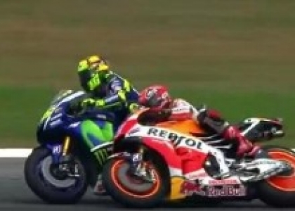 MotoGP, Malesia: contatto con Rossi, Marquez nella polvere