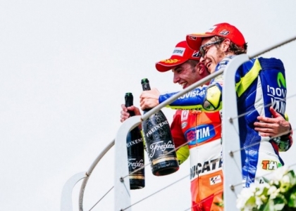 MotoGP, Iannone si schiera: foto con Rossi su Facebook