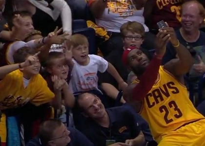 Nba: selfie coi tifosi per LeBron James. Video