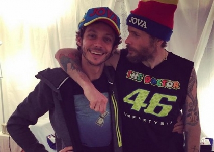 Jovanotti abbraccia Rossi: 