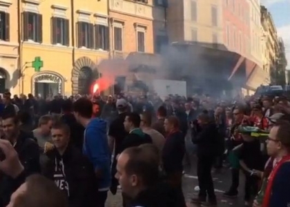 Roma-Feyenoord, ultras olandesi devastano Piazza di Spagna. Video