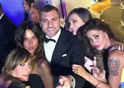 Vieri, mania selfie: smoking, bastone e belle donne. Foto