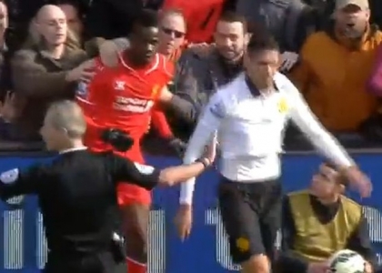 Liverpool-United: Balotelli furioso, i tifosi lo placcano. Video