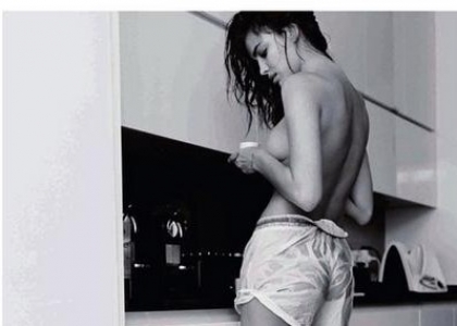Irina Shayk hot: casalinga in topless. Foto