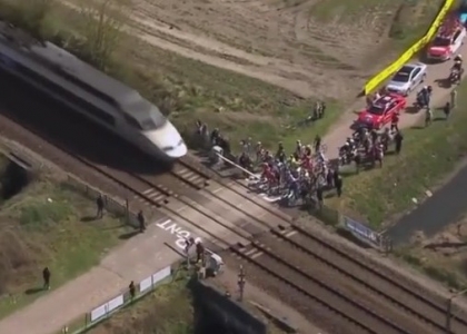 Parigi-Roubaix: che rischio al passaggio a livello. Video