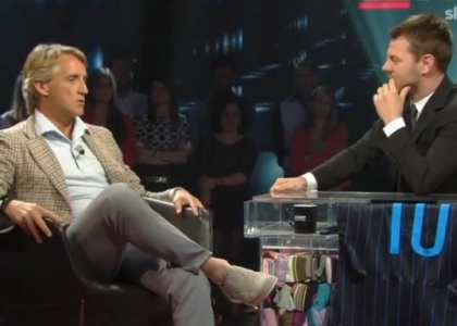 Mancini va da Cattelan e canta 
