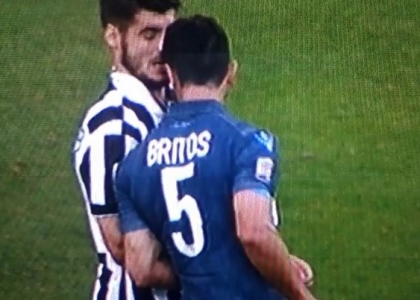 Juventus-Napoli: follia Britos, testata a Morata. Video