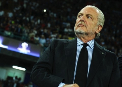 Napoli, città tappezzata di striscioni contro De Laurentiis