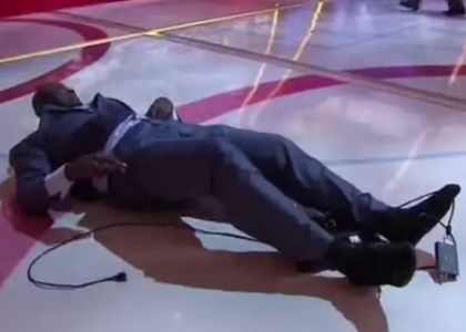 Shaquille O'Neal, una caduta tutta da ridere. Video