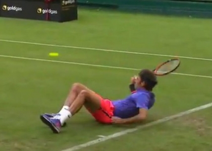 Federer, che riflessi: scivola ma riesce a colpire la palla. Video