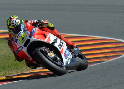 MotoGP, Valencia: terze libere a Iannone, Rossi secondo