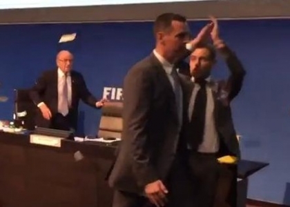 Fifa: banconote false contro Blatter. Video