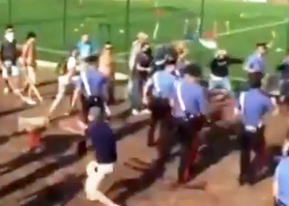 Bologna-Spezia, rissa tra ultras: volano giocattoli