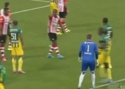 Magia di tacco, il portiere Hansen beffa il Psv. Video