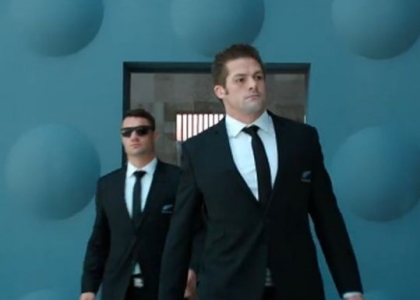 Rugby: gli All Blacks diventano Men in Black. Video