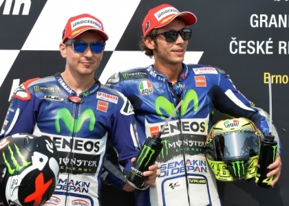 MotoGP, Lorenzo sfida Rossi: 