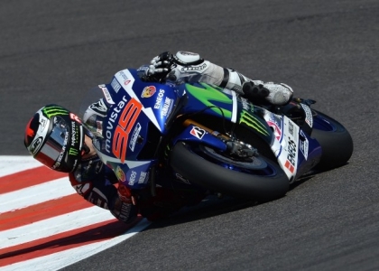 MotoGP, Giappone: Lorenzo in pole ma Rossi è lì