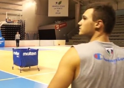 Italia, fenomeno Gallinari: canestro impossibile da seduto. Video