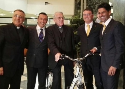 Donate dieci biciclette elettriche a Papa Francesco