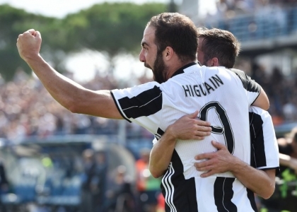 Serie A: Higuain ritrova il Napoli, la Juventus prova a scappare