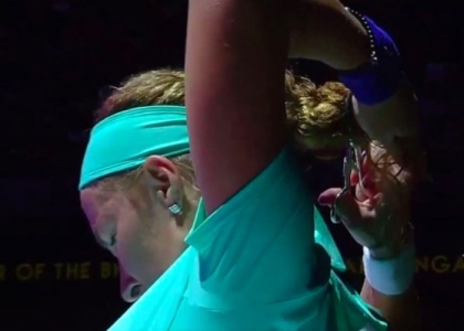 Wta Finals: Kuznetsova, taglio di capelli a bordo campo. Video