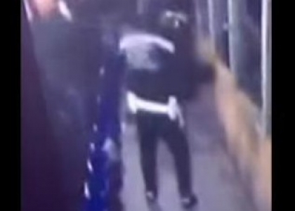 Lazio-Roma: segna Strootman e il vigile urbano impazzisce di gioia. Video