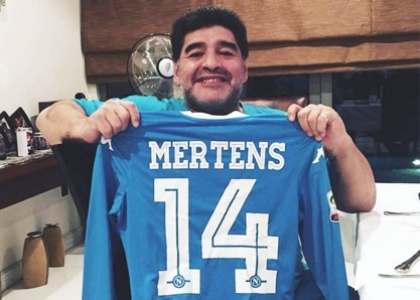 Maradona, tifo da stadio per il suo Napoli. Video