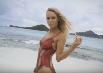 Caroline Wozniacki super sexy in body painting. Video