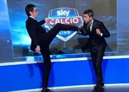 Figuraccia in diretta tv: calcio in faccia a Costacurta. Video