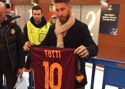 Sergio Ramos, la maglia di Totti come un trofeo: 