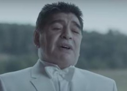 Maradona diventa Dio e salva il mondo...per spot. Video