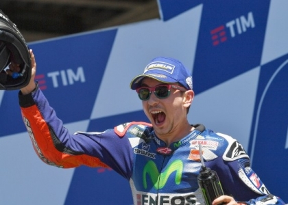 MotoGP, Italia: Lorenzo beffa Marquez in volata, Rossi si ritira