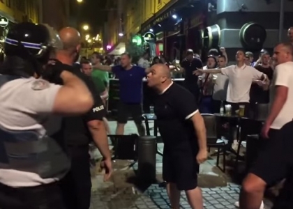 Euro 2016, primi scontri: hooligans cantano 