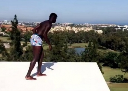 Milan, Niang si tuffa dal tetto in piscina: insulti sui social. Video