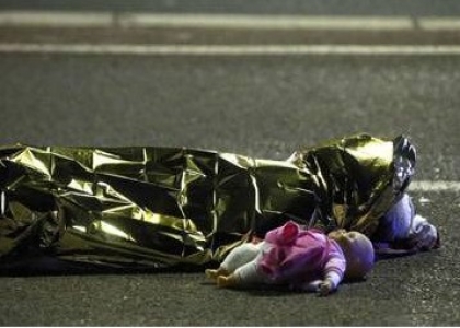 Attentato a Nizza: terrore a Promenade des Anglais. Foto