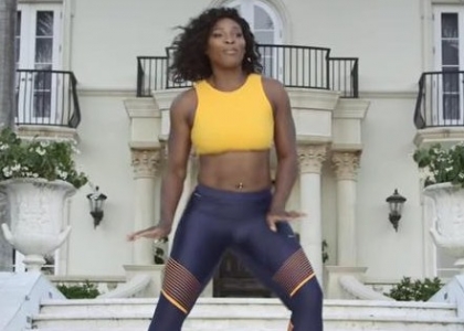 Serena Williams senza freni: adesso insegna il twerking. Video