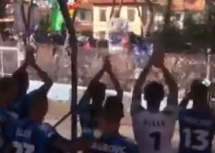 Pisa, pazzesco: giocatori in curva, tifosi fuori. Video