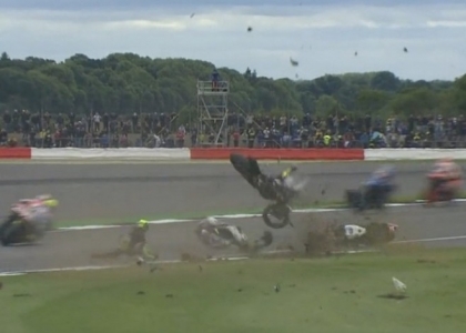 MotoGP, Gran Bretagna: l'incidente tra Espargaro e Baz. Video