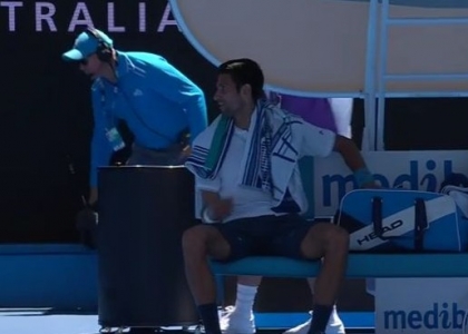 Australian Open: il primo game dura 16 minuti, Djokovic e Istomin se la ridono. Video