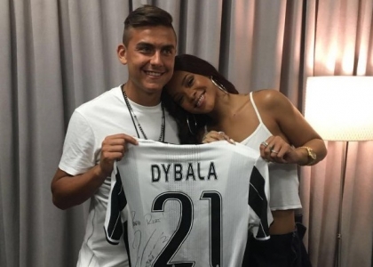Dybala, auguri social a Rihanna