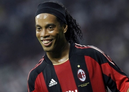 Il Milan omaggia Ronaldinho: quel gol all'Inter nel derby. Video