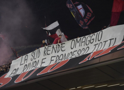 La curva Sud di San Siro rende omaggio a Totti nella sua ultima partita a Milano