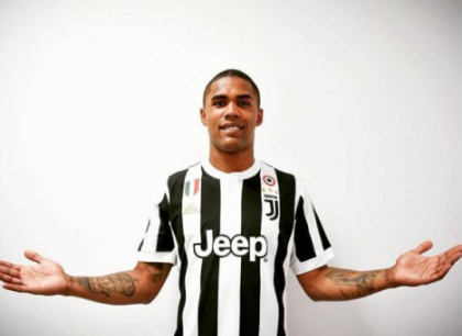 Juventus, ufficiale la firma di Douglas Costa