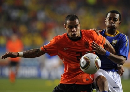 Milan: sfida con il Chelsea per Van der Wiel